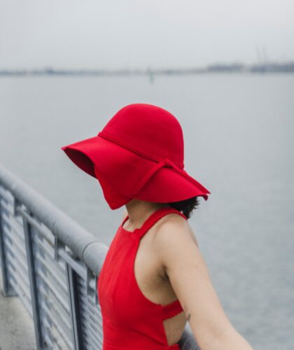 девушка в красной шляпке
