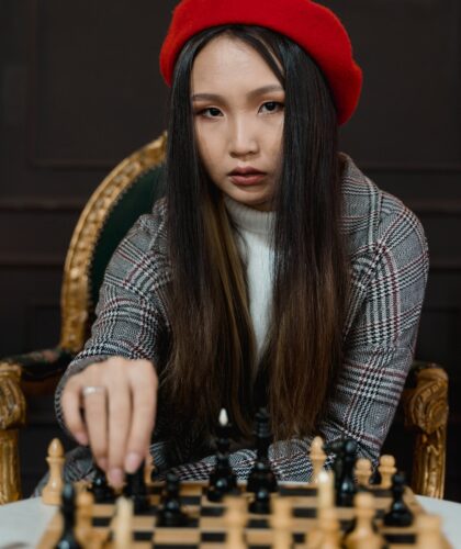 девушка играет в шахматы