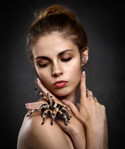 девушка с пауком