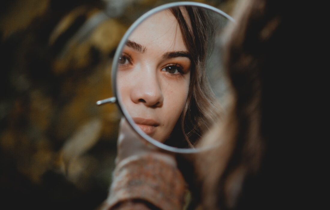 девушка смотрит в зеркало