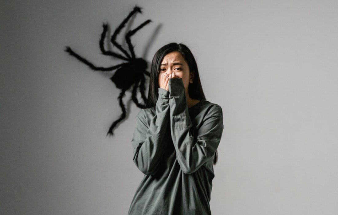 девушка с пауком