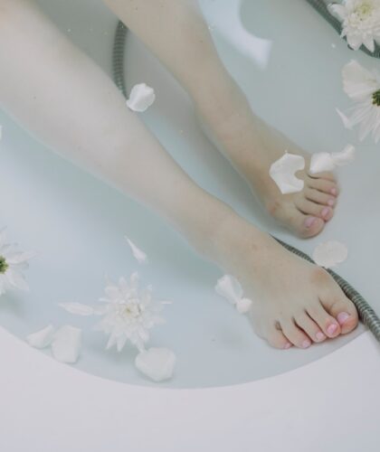 ноги в ванной