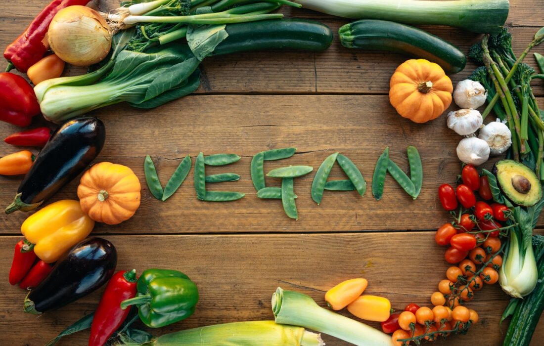 надпись "веган" из овощей