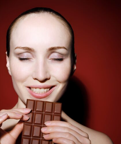девушка с шоколадом