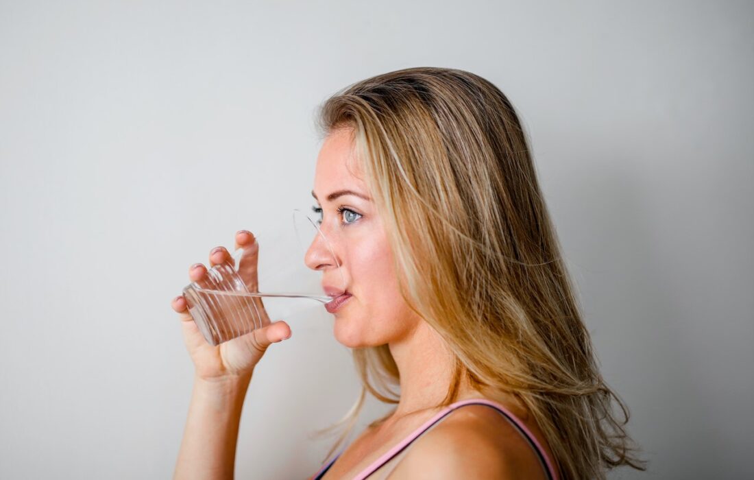 девушка пьет воду