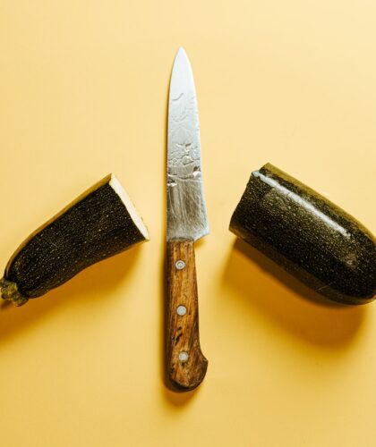 нож и кабачок