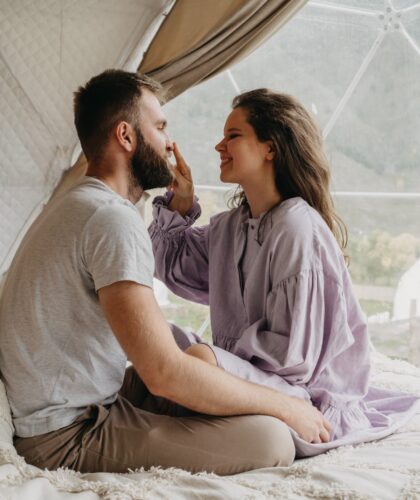парень и девушка в палатке