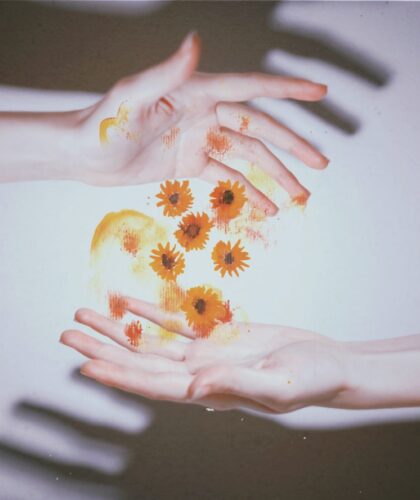 цветы в руках