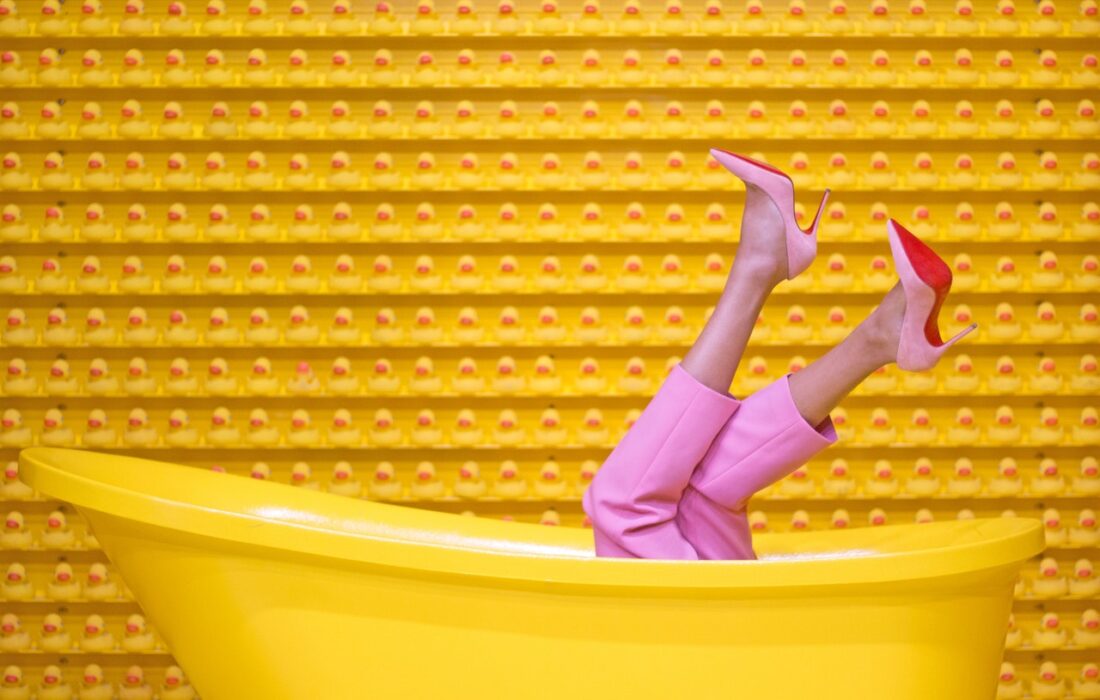 девушка в ванной в розовых туфлях