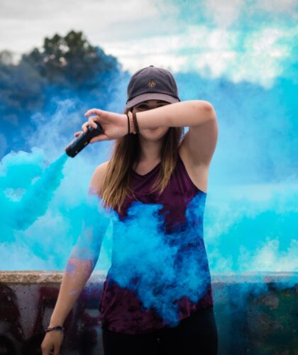 девушка с синим дымом