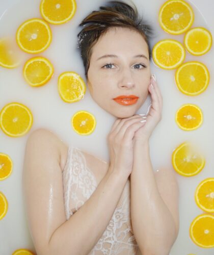 девушка с ванной с апельсинами