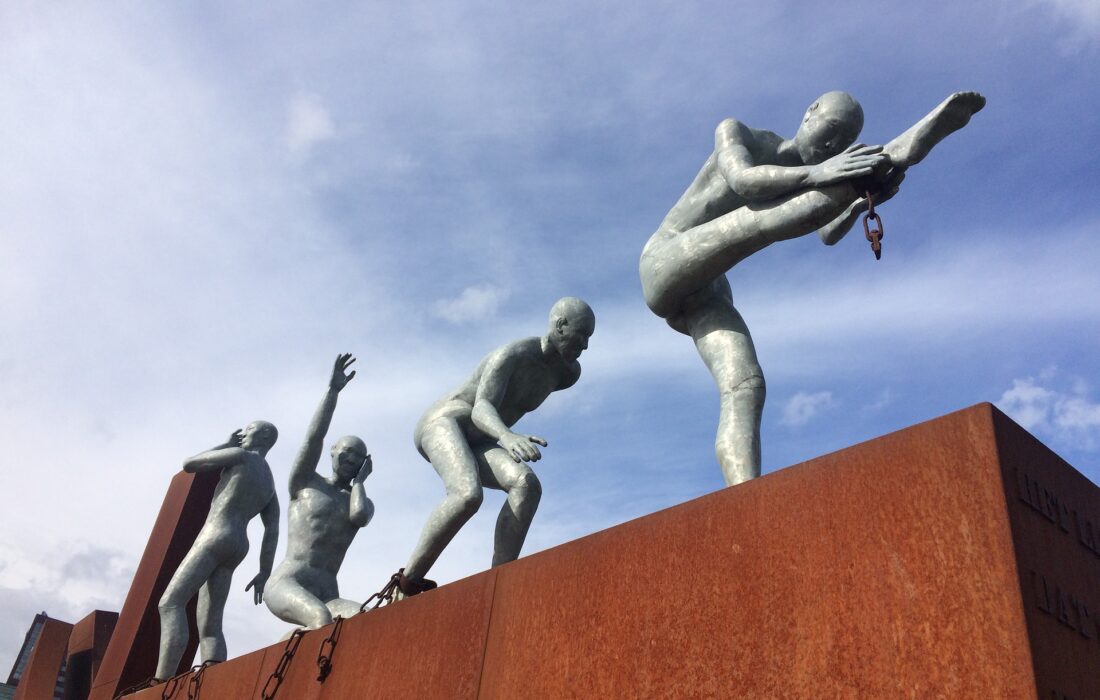 статуи рабов