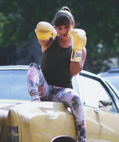 девушка в боксерских перчатках