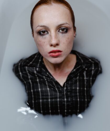 грустная девушка в ванной