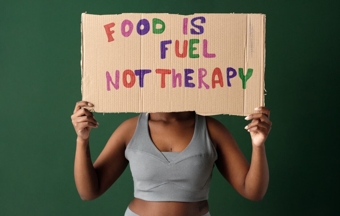 надпись "еда - это топливо, а не терапия"