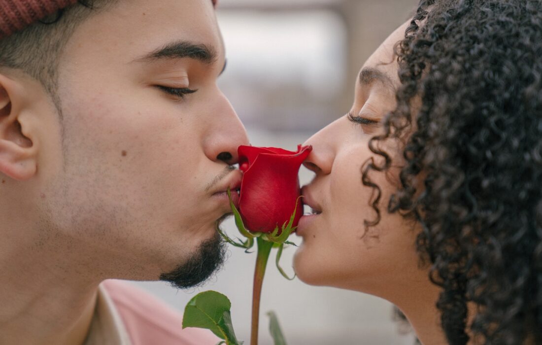 роза между парнем и девушкой