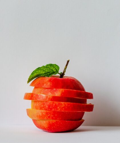 разрезанное яблоко