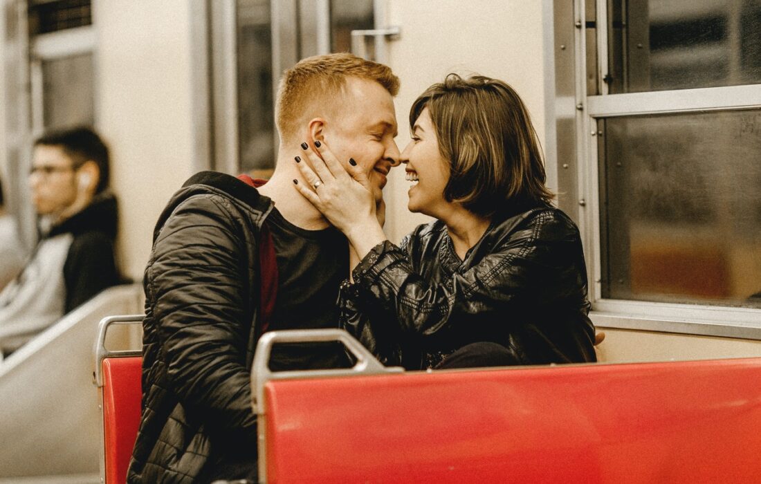 пара целуется в поезде