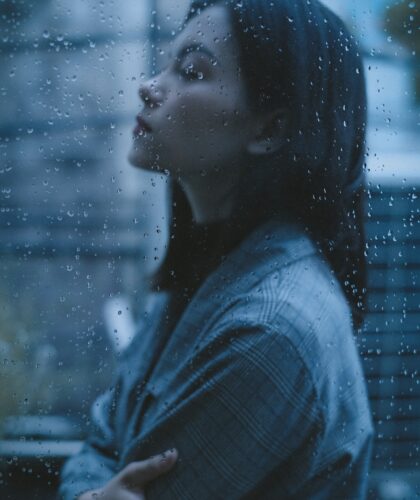 девушка под дождем