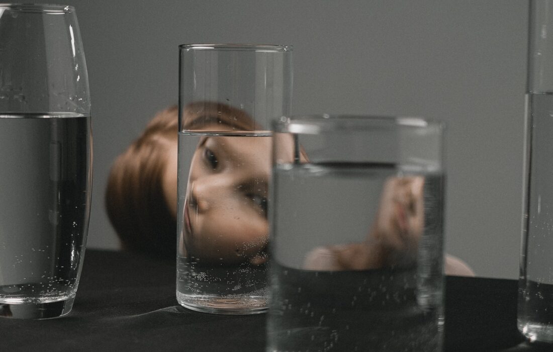 девушка и стаканы с водой
