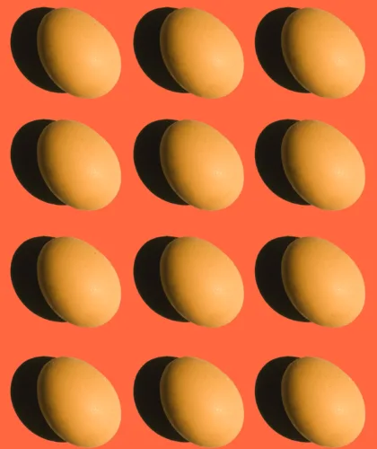 яйца на красном фоне