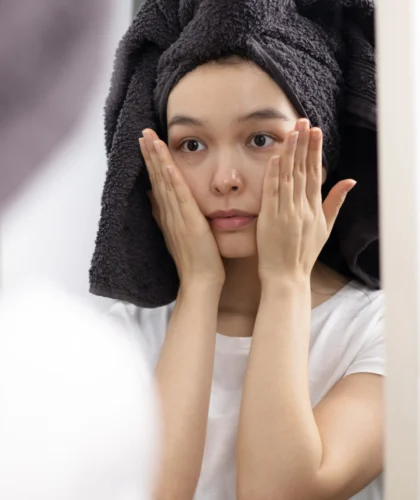 девушка с полотенцем на голове