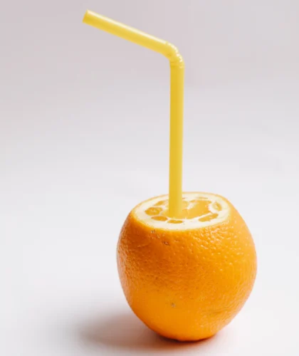 апельсин с трубочкой