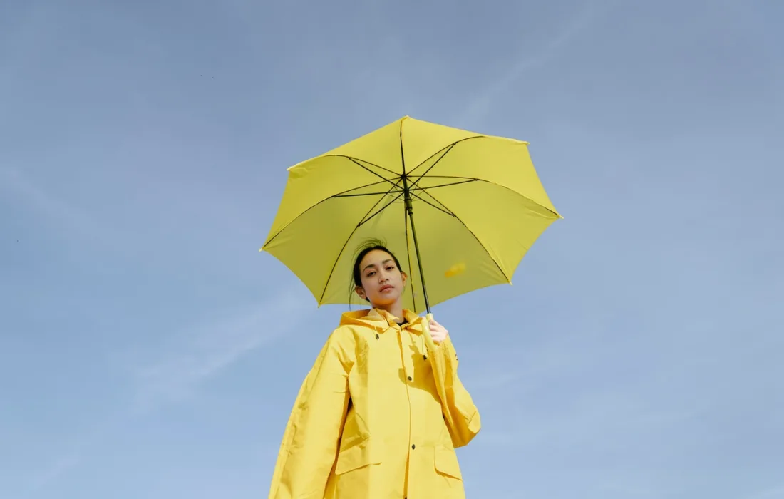 девушка в желтом с зонтиком