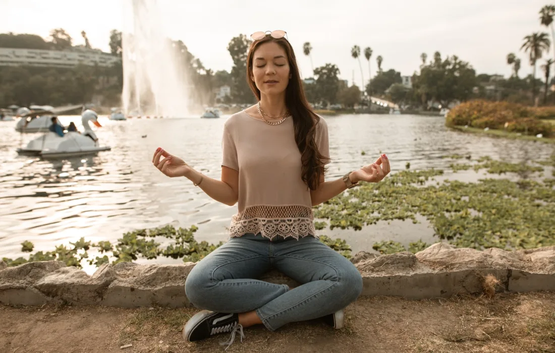 девушка медитирует на природе