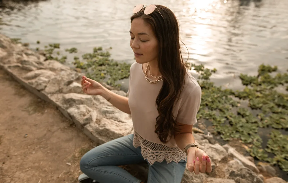 девушка медитирует на природе
