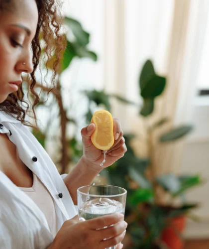 девушка выдавливает лимон