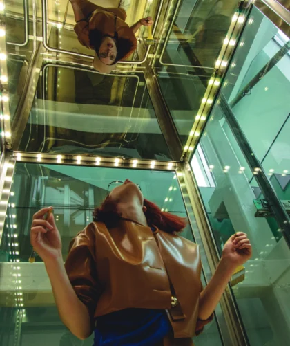 девушка в зеркальном лифте