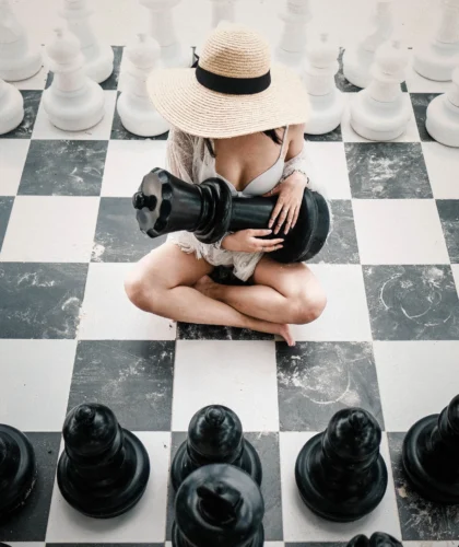 девушка с шахматами