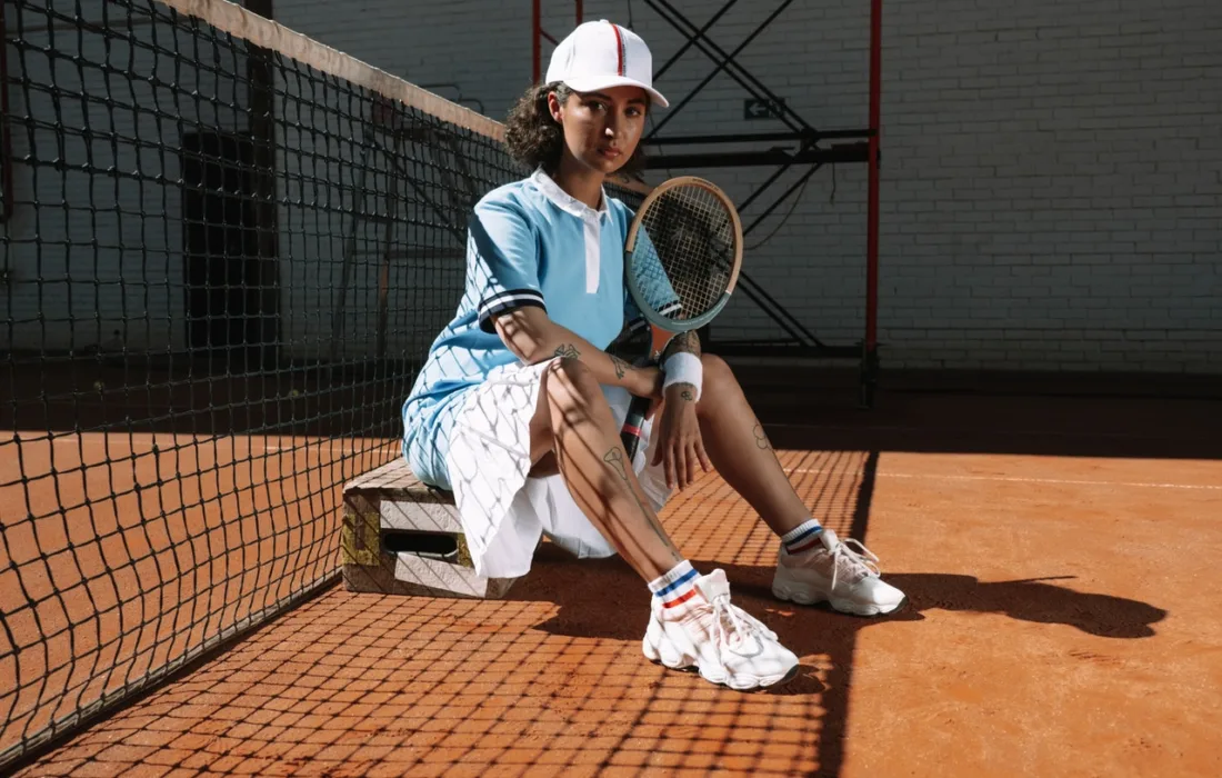 девушка на теннисном корте