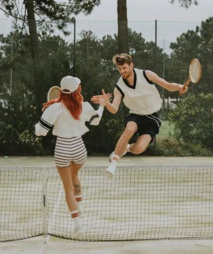 пара играет в теннис