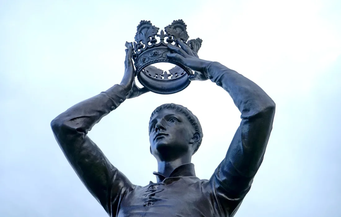 статуя с короной