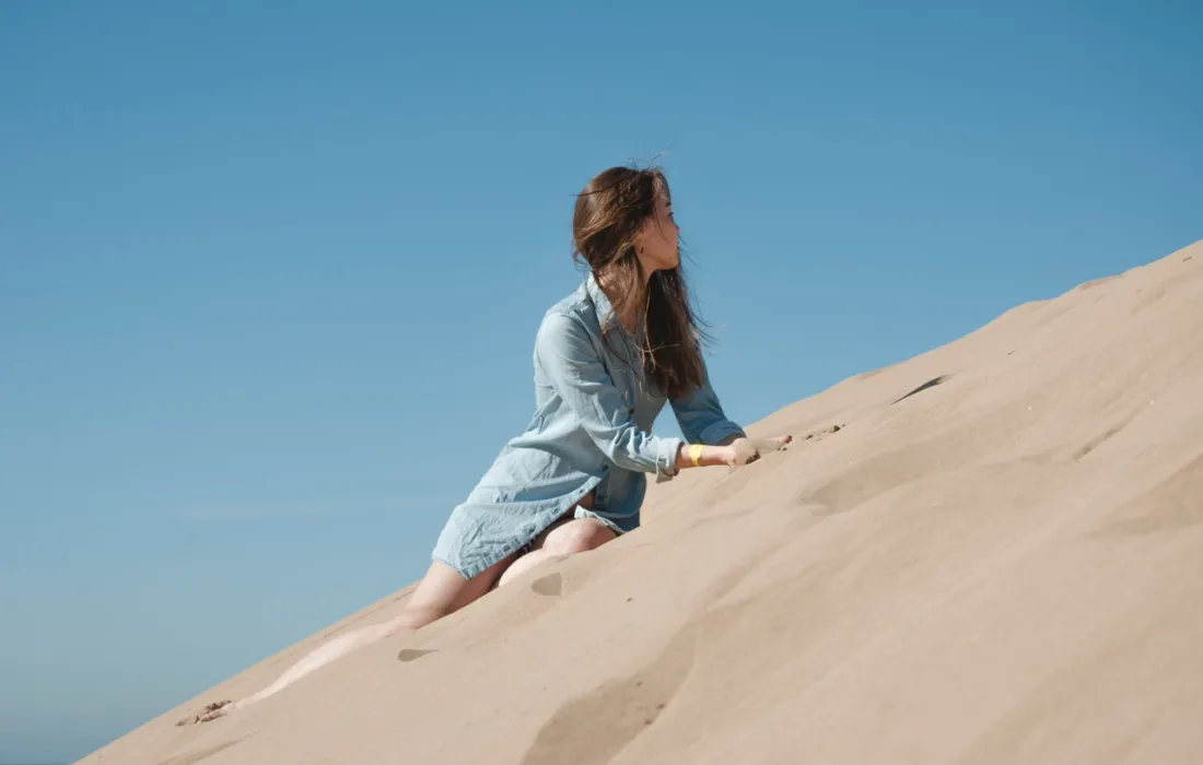 девушка на песке