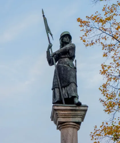 статуя женщины-воина