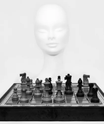 шахматы и голова манекена