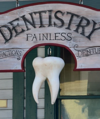 зуб на входе к стоматологу