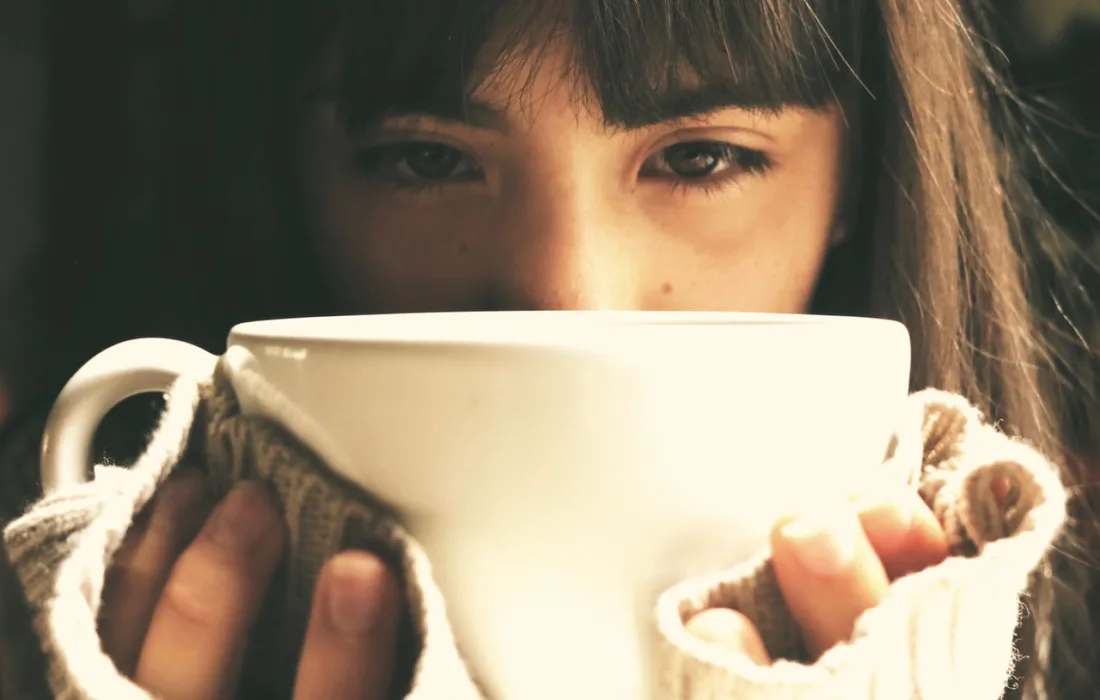 девушка с кофе