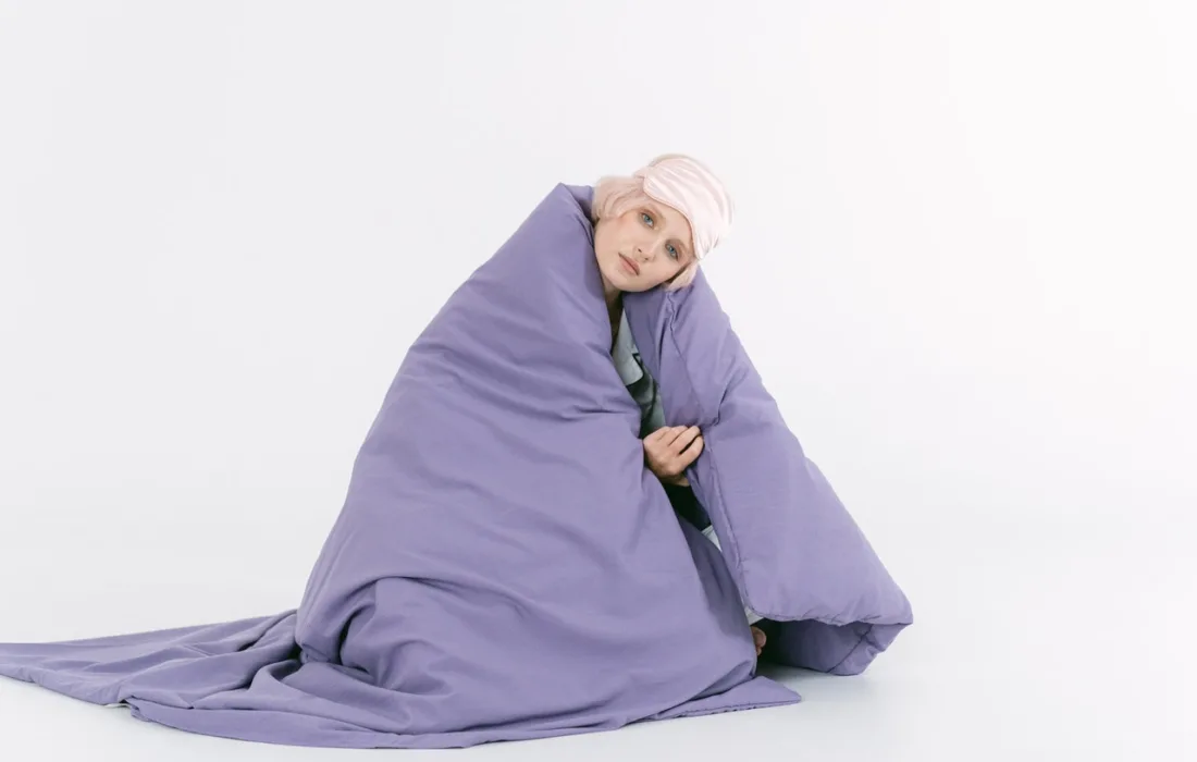 девушка под одеялом