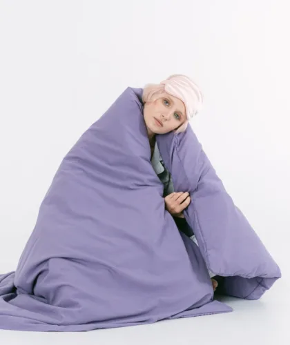 девушка под одеялом