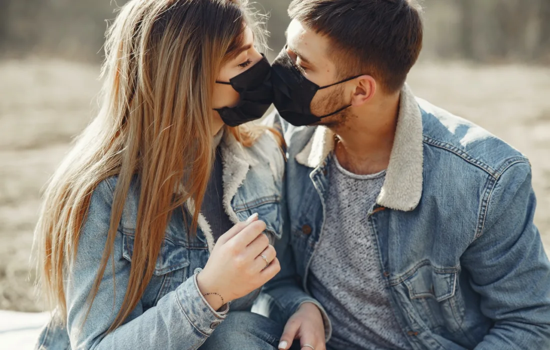 парень и девушка в масках