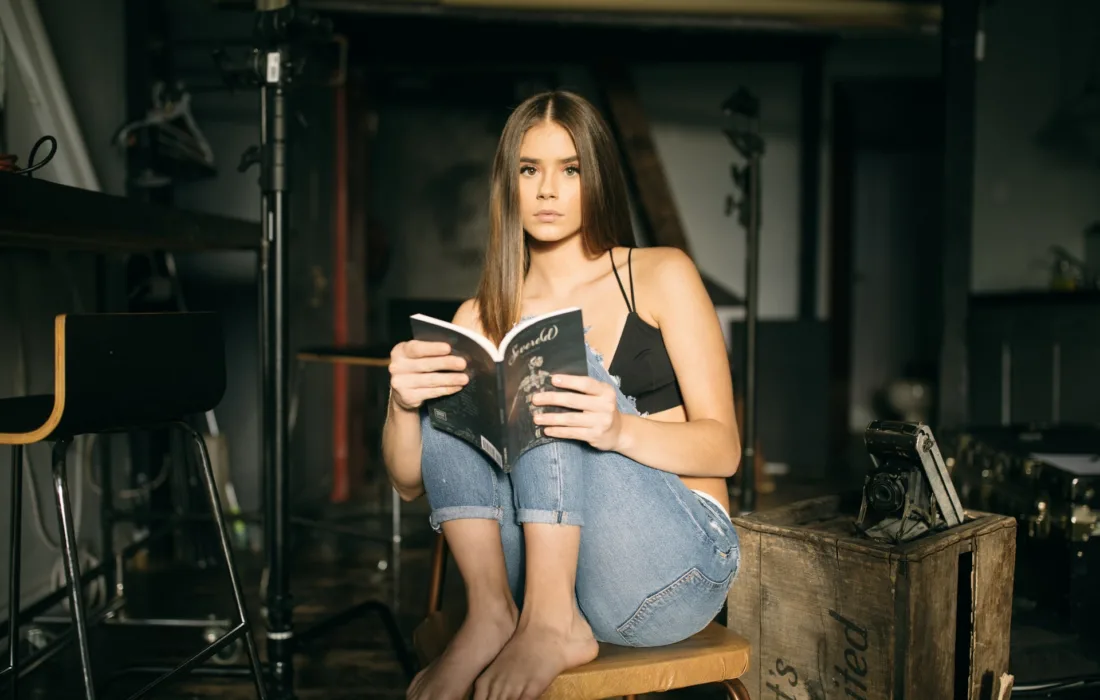 девушка с книгой