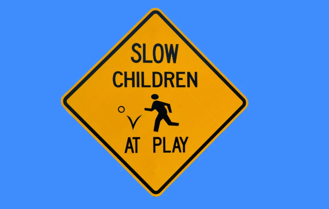 дорожный знак с ребенком