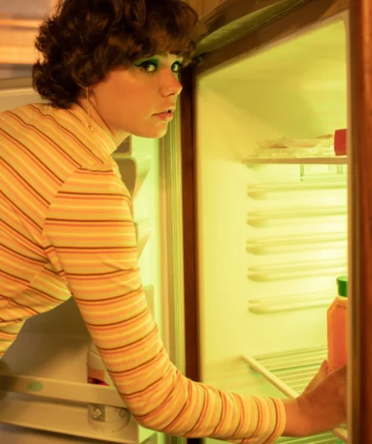 девушка открыла холодильник