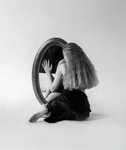 девушка напротив зеркала