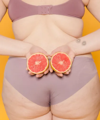 полная девушка с апельсинами