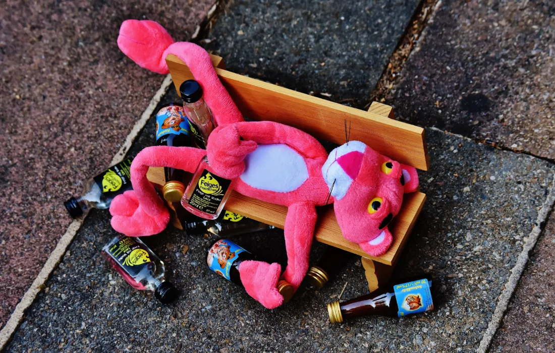 розовая пантера с бутылками